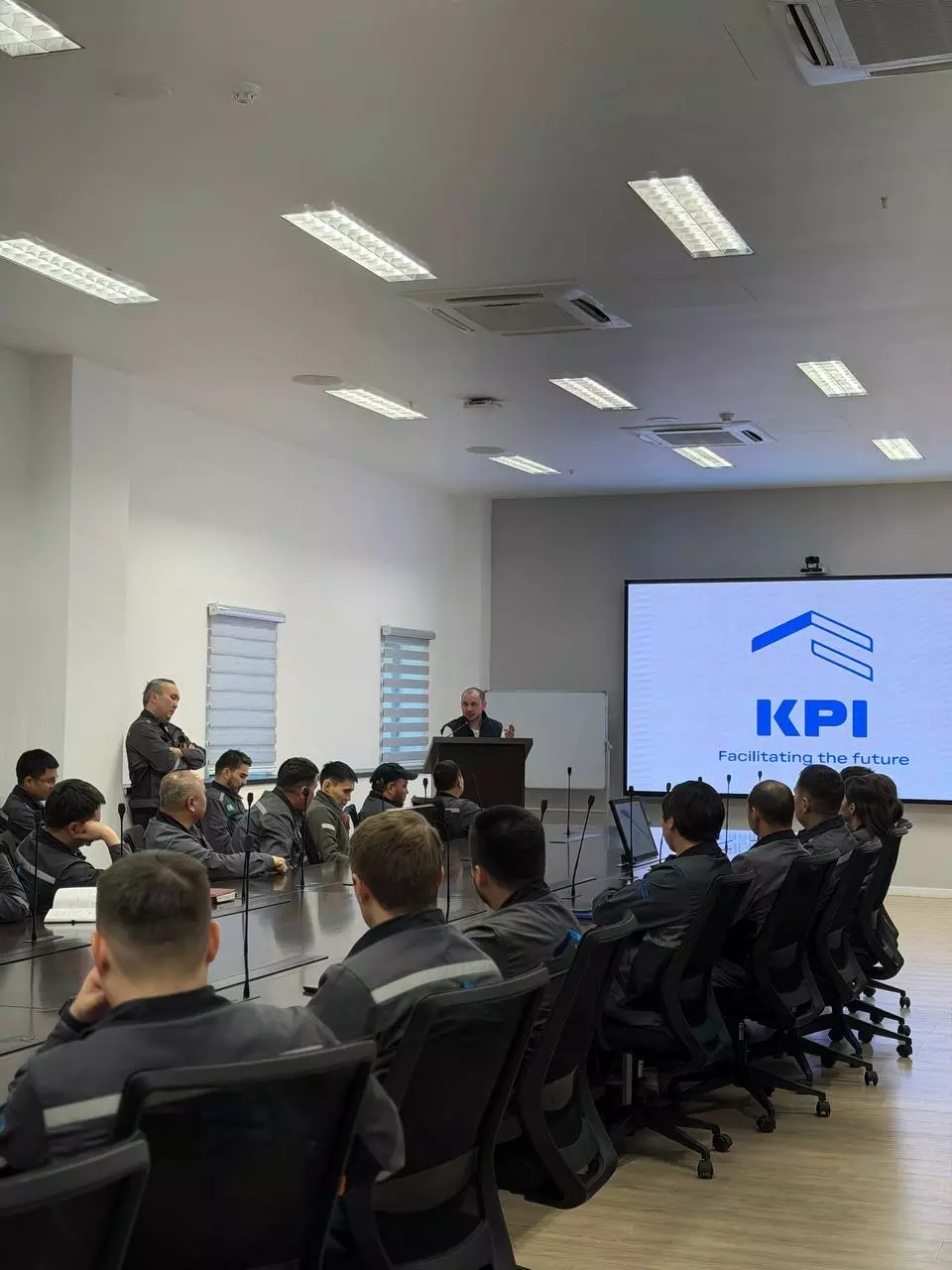 Руководитель компании «Kazakhstan Petrochemical Industries Inc.» Дамир Ашимов провёл встречу с коллективом предприятия