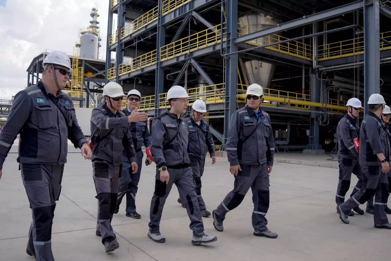 На предприятии KPI состоялся рабочий визит директора Департамента нефтегазохимии Министерства энергетики Республики Казахстан Темирлана Уркумбаева