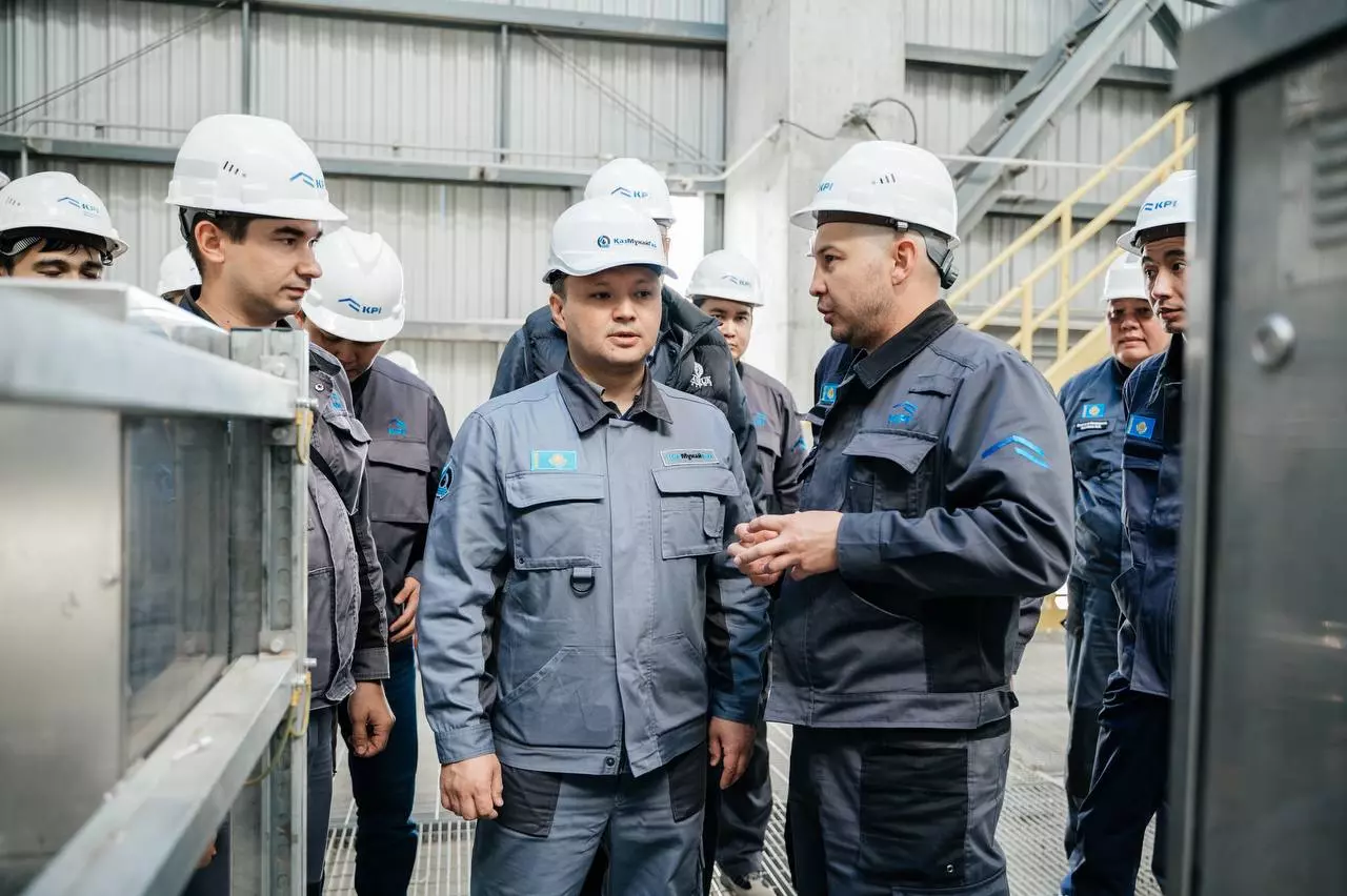 Председатель Правления АО НК «КазМунайГаз» Асхат Хасенов и гендиректор ТОО «KPI Inc» Дамир Ашимов провели обход производственных цехов предприятия 